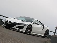 Beim Honda NSX wird das einzigartige Handling mit innovativem Fahrzeugdesign kombiniert.